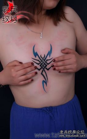 一款另类性感辣妹胸部彩色制图腾蝎子cq9电子制图案