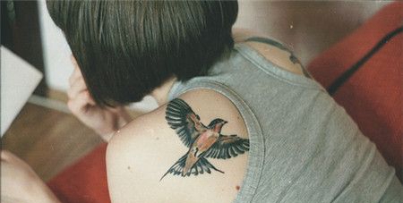 短发少女肩膀小鸟cq9电子制图案