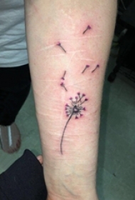 女生手臂上黑色点刺简单线条植物蒲公英cq9电子设计