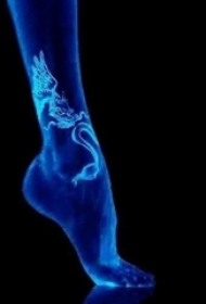 女生脚踝上白色抽象线条动物龙隐形cq9电子制图片
