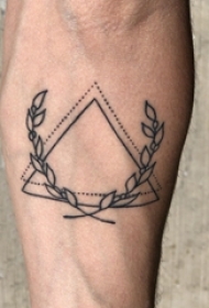 极简线条cq9电子 男生手臂上植物藤和三角形cq9电子制图片
