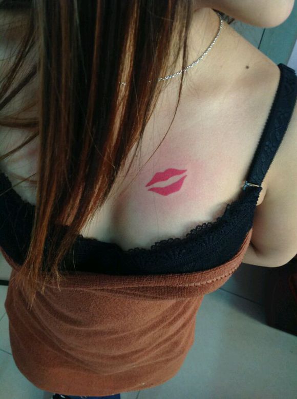 辣妹胸部性感的红唇刺青制图片
