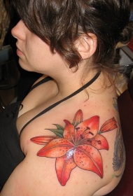 女性肩部彩色百合花cq9电子制图案